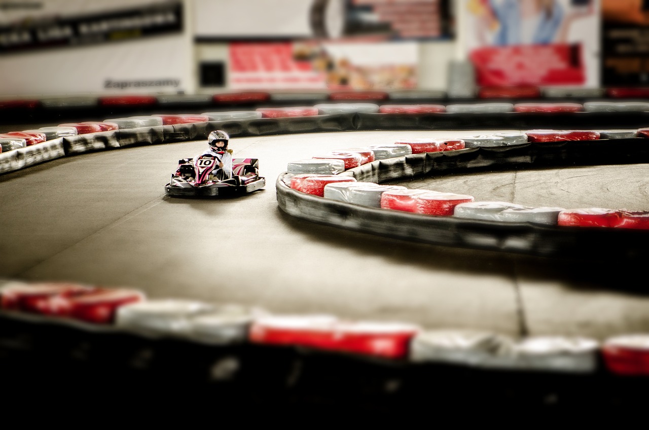 découvrez notre piste de karting pour des sensations fortes en famille ou entre amis. profitez d'une expérience de conduite unique adaptée à tous les niveaux.