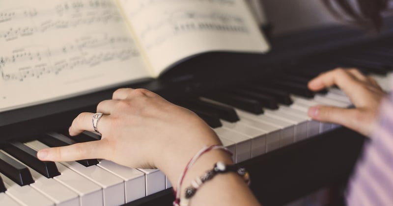 Clé de fa et de sol : le guide simple pour enfin lire la musique