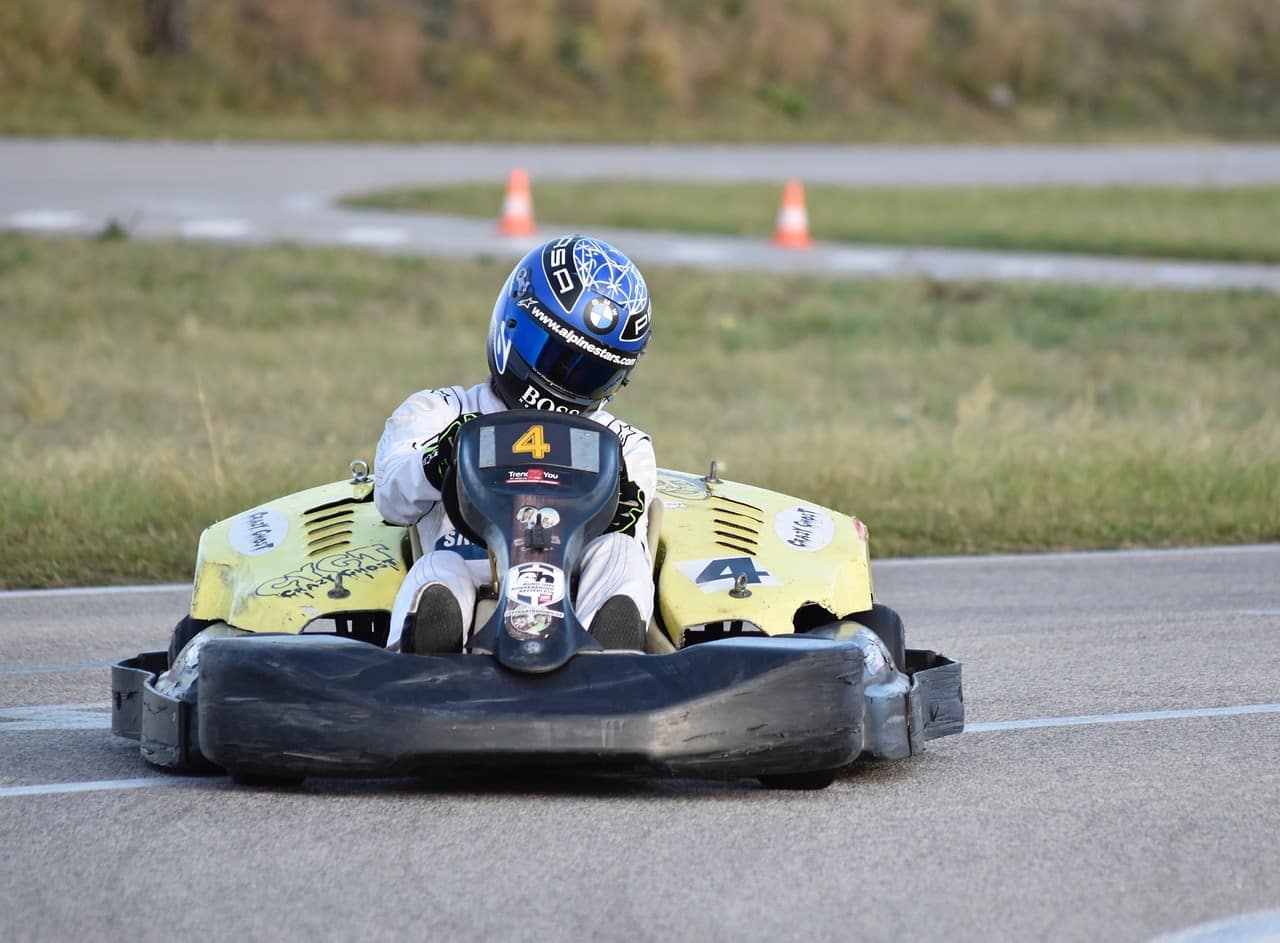 Débutant au karting : quelques astuces pour bien piloter