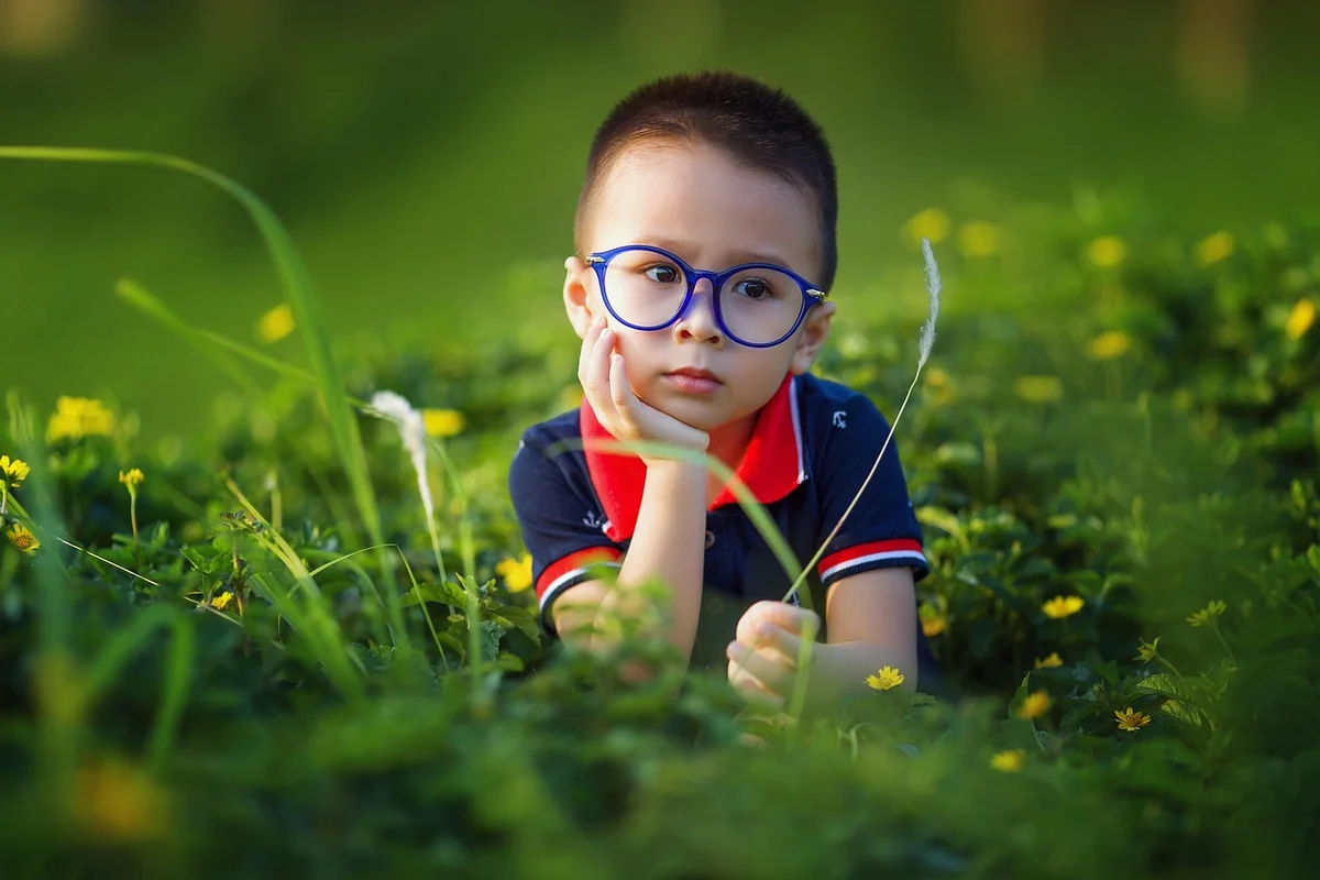 Correction hypermétropie enfant : lunettes, lentilles, ou rien du tout ?