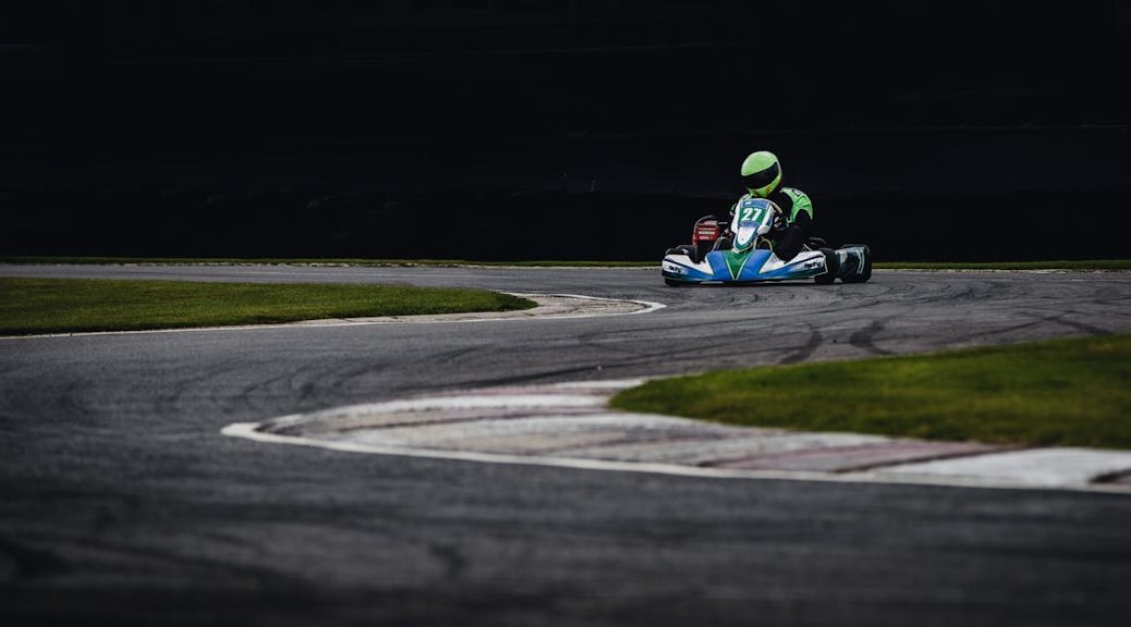 découvrez l'univers palpitant du karting ! que vous soyez débutant ou pilote expérimenté, vivez des sensations fortes sur des circuits adaptés à tous les niveaux. réservez votre session de karting et défiez vos amis pour une journée inoubliable pleine de vitesse et d'adrénaline !