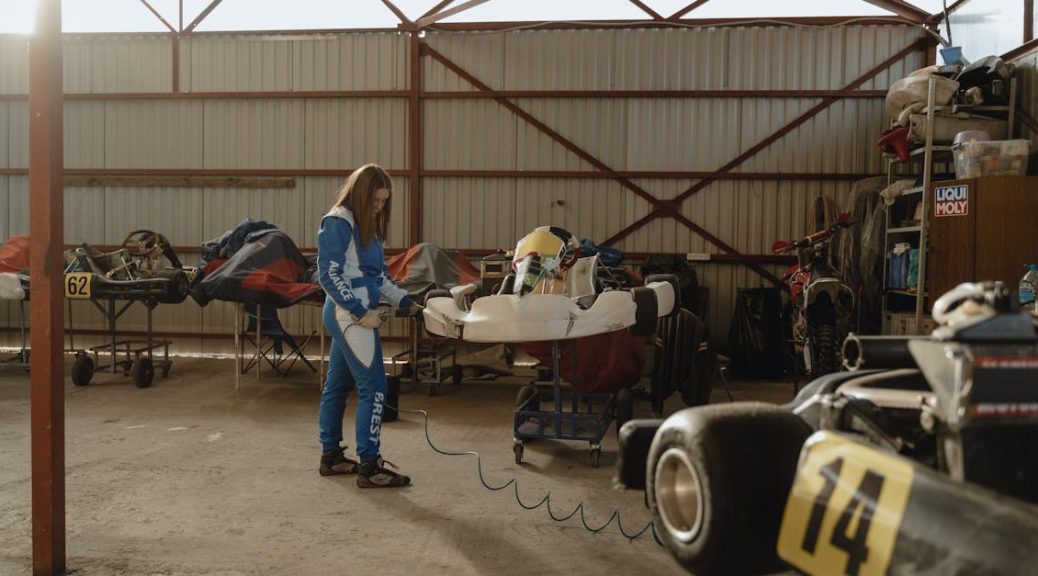 vivez l'adrénaline du karting sur des pistes palpitantes ! que vous soyez débutant ou pilote aguerri, découvrez l'univers excitant de la course de karting, avec des sensations fortes et des moments inoubliables entre amis ou en famille.