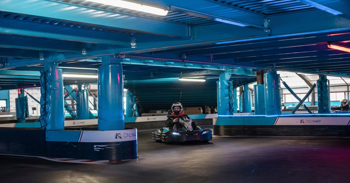 vivez des sensations fortes avec notre expérience de karting intérieur ! parfait pour les amateurs de vitesse, notre circuit propose des karts adaptés à tous les niveaux, des sessions pour familles aux compétitions entre amis. réservez dès maintenant pour une aventure inoubliable !