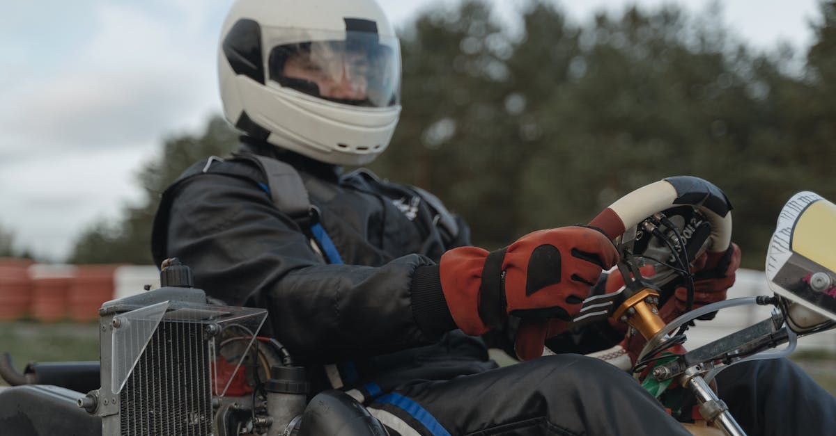 découvrez notre sélection de gants de karting, conçus pour offrir confort et sécurité sur la piste. fabriqués avec des matériaux de haute qualité, ces gants assurent une excellente adhérence et une protection optimale contre les frottements. parfaits pour les pilotes amateurs et professionnels, ils allient style et performance. préparez-vous à améliorer votre expérience de karting avec des gants qui vous donnent une prise en main parfaite!