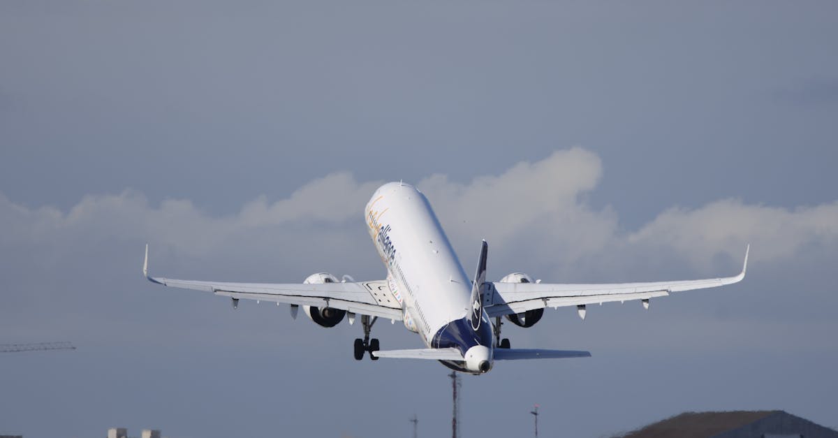 découvrez l'aérodynamique, la science qui étudie le mouvement des gaz et des fluides autour des objets. explorez les principes fondamentaux, les applications dans l'ingénierie aéronautique, et l'impact sur la performance des véhicules, des avions aux voitures de course.