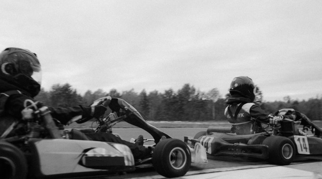 découvrez l'univers palpitant du karting ! que vous soyez débutant ou pilote expérimenté, vivez des sensations fortes sur des circuits adaptés à tous. participez à des courses entre amis ou en famille et améliorez vos compétences de conduite dans un cadre sécurisé et convivial. réservez votre session dès maintenant et préparez-vous à un moment inoubliable !