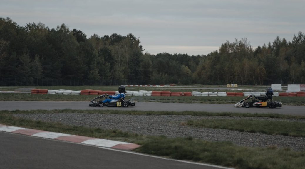 découvrez l'excitation du karting, une expérience de conduite palpitante qui vous fera vivre des sensations fortes sur circuit. parfait pour les passionnés de vitesse et les amateurs de compétition, le karting est une activité idéale à partager entre amis ou en famille. préparez-vous à faire le plein d'adrénaline !