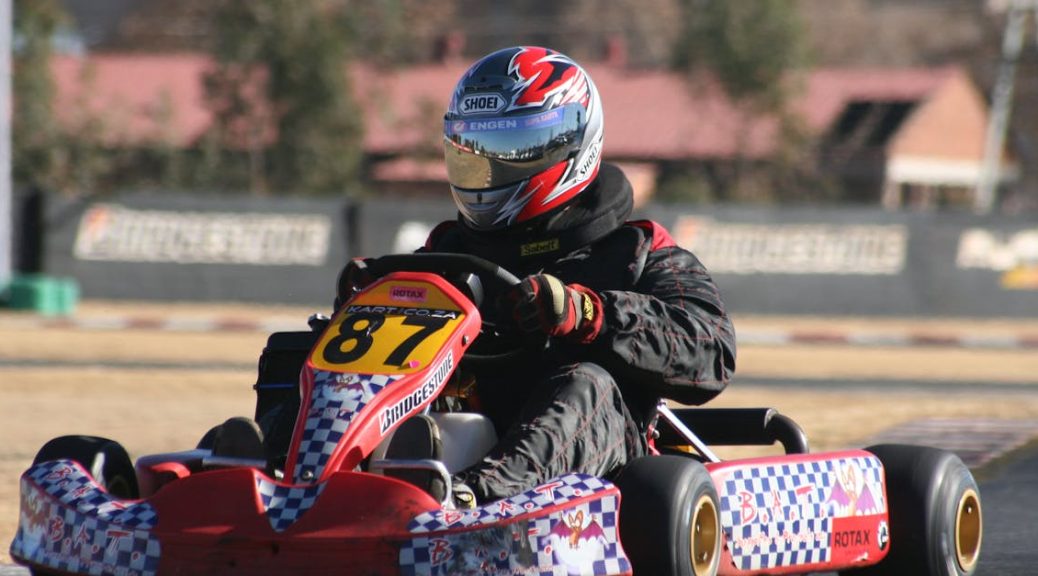 découvrez toutes les mesures de sécurité essentielles pour une expérience de karting inoubliable. apprenez comment rouler en toute sécurité tout en profitant de la vitesse sur circuit. votre sécurité est notre priorité !