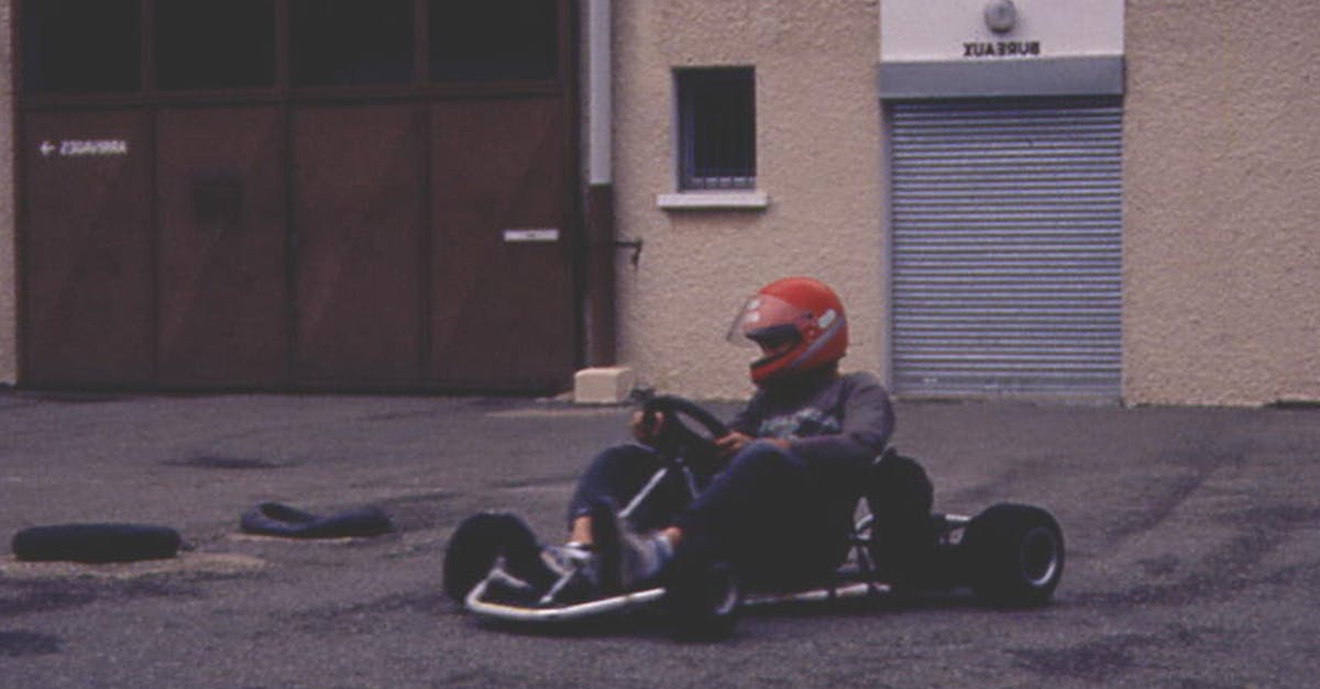 venez vivre une expérience palpitante avec notre indoor karting ! profitez de pistes modernes et sécurisées, idéales pour les pilotes de tous niveaux. sensations fortes garanties dans un cadre convivial, parfait pour des sorties en famille, entre amis ou des événements d'entreprise.