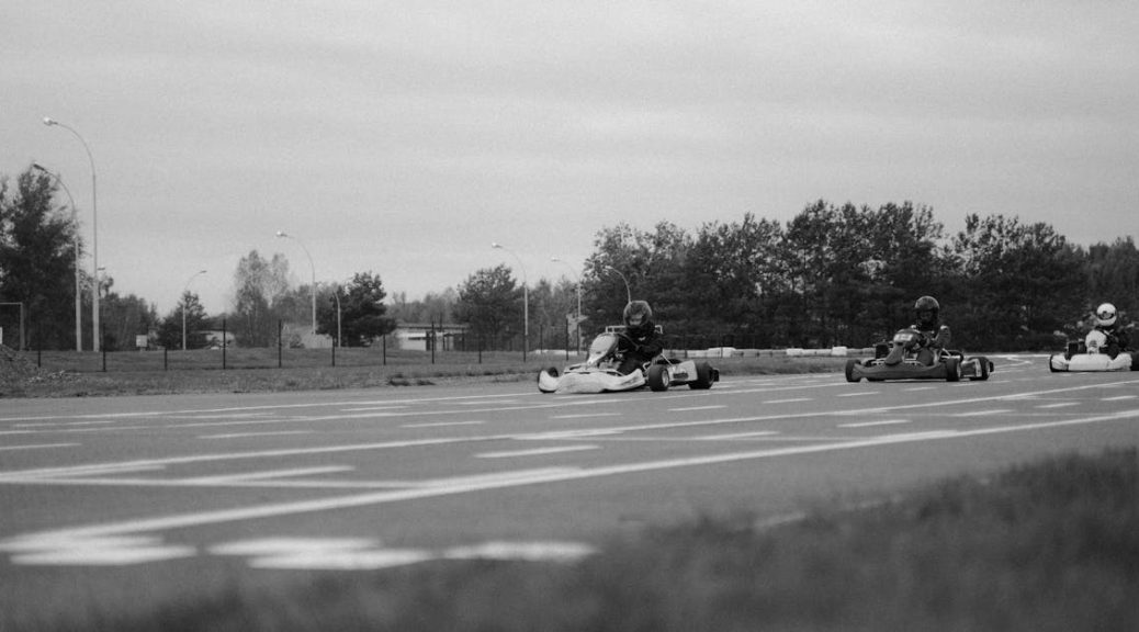 découvrez notre large gamme de combinaisons de karting, spécialement conçues pour allier confort et sécurité sur la piste. que vous soyez débutant ou pilote expérimenté, nos accessoires en karting vous offriront une performance optimale tout en affichant votre style unique. trouvez la combinaison idéale et améliorez votre expérience de karting dès aujourd'hui!