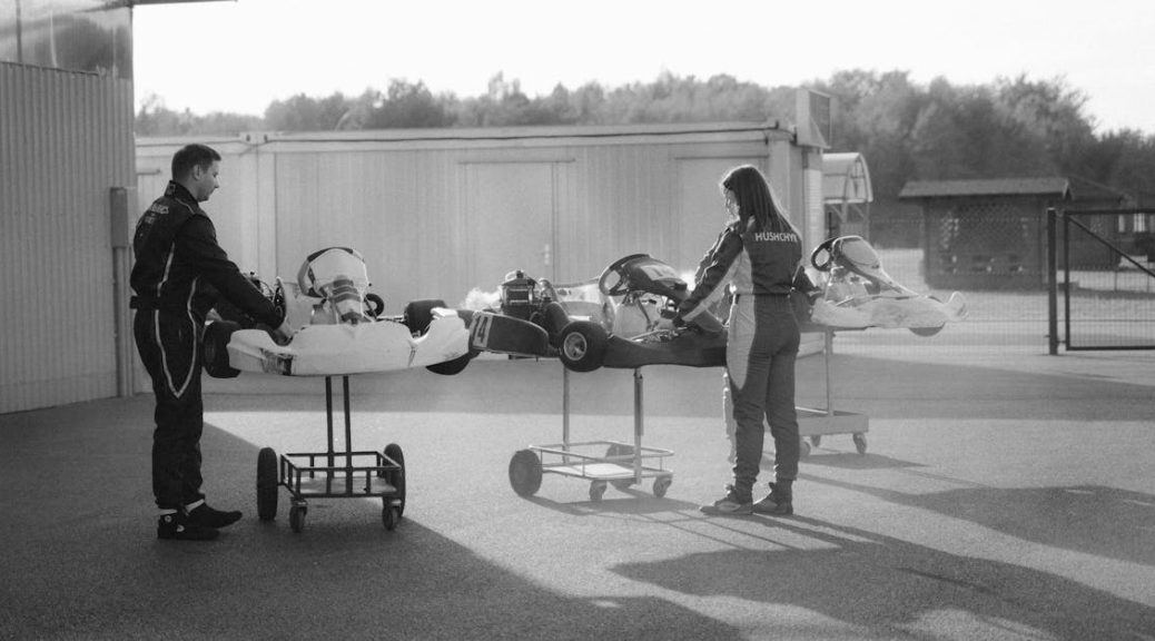 découvrez l'univers palpitant du karting ! vivez des sensations fortes sur des circuits adaptés à tous les niveaux, que vous soyez débutant ou pilote aguerri. rejoignez-nous pour des courses endiablées en famille ou entre amis et sentez l'adrénaline monter à chaque virage !