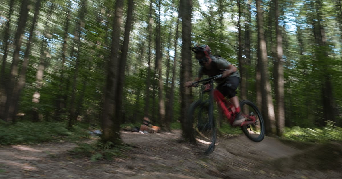 découvrez l'univers passionnant du cyclisme sur piste, une discipline qui allie vitesse, stratégie et performance. explorez les différentes épreuves, les athlètes emblématiques et les équipements essentiels pour performer sur les vélodromes. plongez dans l'histoire et les règles de ce sport captivant.