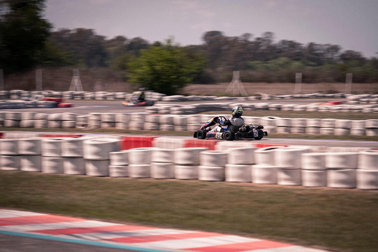 découvrez l'excitation du karting pour adultes : vitesse, adrénaline et plaisir garantis sur circuit sécurisé. réservez votre session dès maintenant !