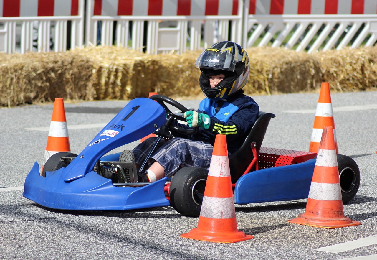 découvrez notre piste de karting pour des sensations fortes et des courses passionnantes entre amis ou en famille. réservez votre session dès maintenant !
