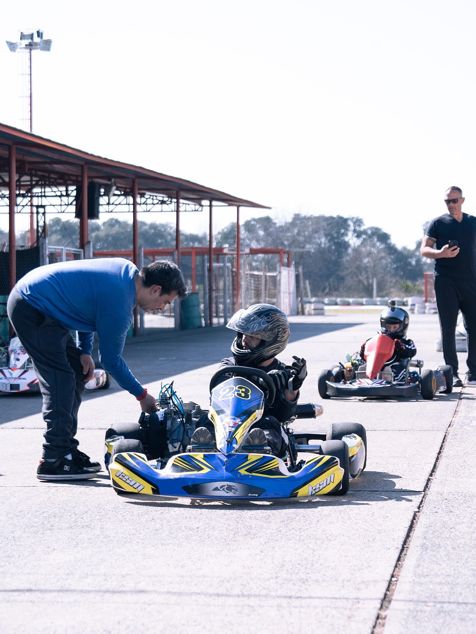 découvrez notre piste de karting : sensations fortes, circuits adaptés à tous les niveaux et moments inoubliables en famille ou entre amis.