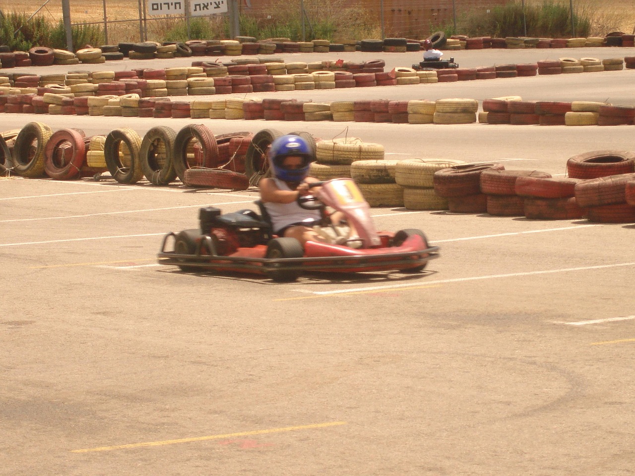 découvrez notre piste de karting pour des sensations fortes en famille ou entre amis. course, vitesse et plaisir garantis pour tous les âges !