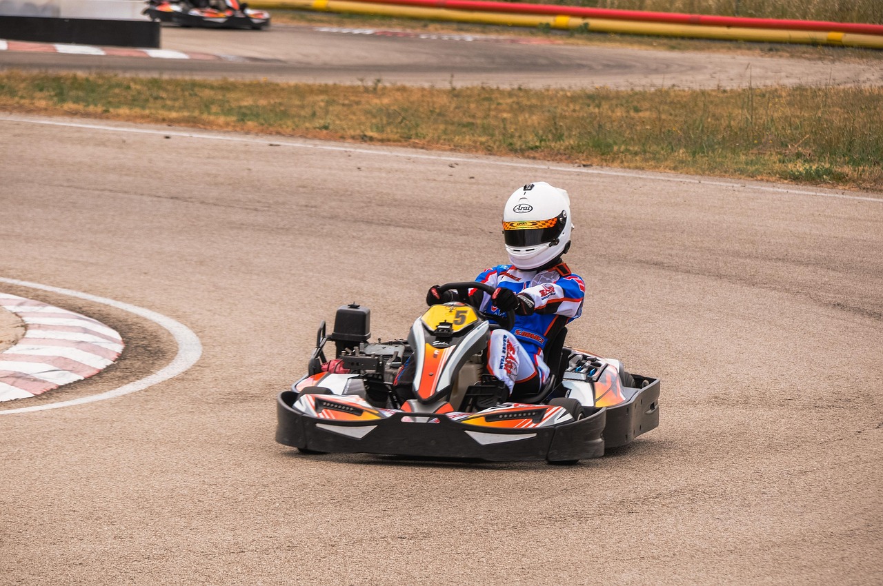 participez à notre compétition de karting et vivez des courses palpitantes entre passionnés. dépassez vos limites et remportez la victoire sur la piste !