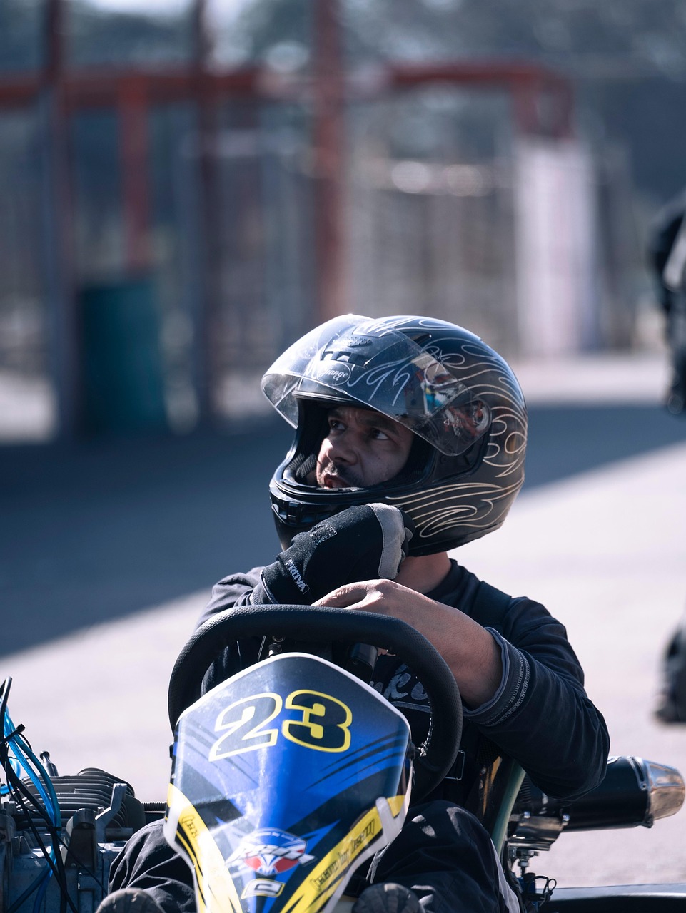 découvrez notre piste de karting passionnante, idéale pour des courses en famille ou entre amis. vivez des sensations fortes et une expérience inoubliable sur notre circuit sécurisé et accessible à tous.